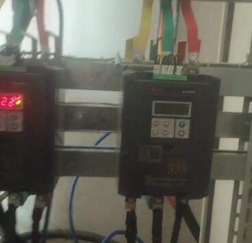 西馳軟啟動器電源指示燈閃爍故障